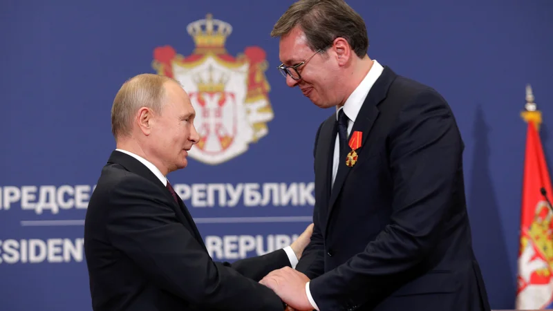 Fotografija: Ruski predsednik Vladimir Putin je med obiskom Beograda leta 2019 odlikoval srbskega predsednika ­Aleksandra Vučića, ta pa je zdaj pod velikim pritiskom EU, naj kaznuje ruski napad na Ukrajino. FOTO: Stoyan Nenov/Reuters
