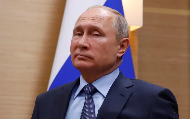 Vladimir Putin v svoji domišljavosti očitno meni, da je vsemogočen in nedotakljiv. FOTO: AFP
