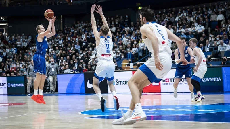 Fotografija: Sasu Salin (pri metu) je zadel sedem trojk, eno manj kot vsi Slovenci skupaj. FOTO: FIBA