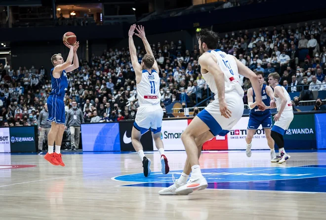 Sasu Salin (pri metu) je zadel sedem trojk, eno manj kot vsi Slovenci skupaj. FOTO: FIBA
