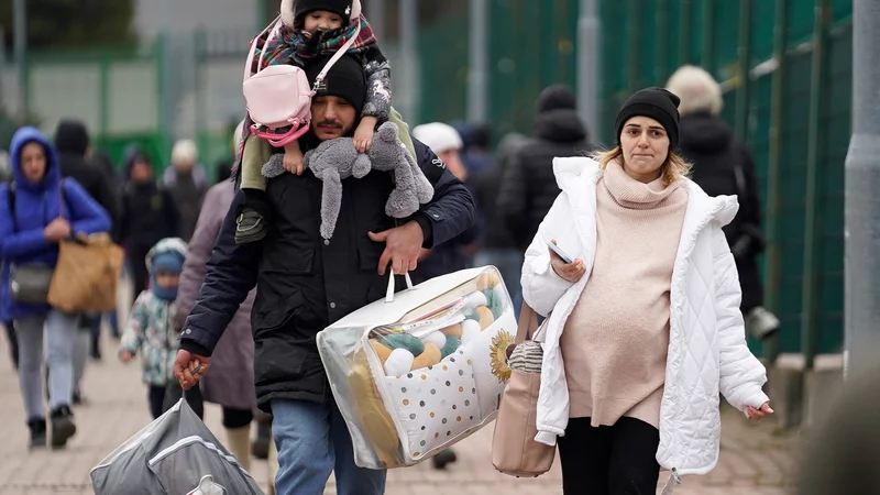 Fotografija: Poljska vlada se je za zdaj odločila, da za Ukrajince, ki bežijo na varno, olajša vstop v državo. FOTO: Bryan Woolston/Reuters