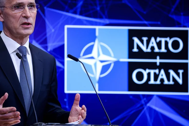 Generalni sekreatr Nata Jens Stoltenberg je povedal, da Nato tokrat prvič namešča odzivne sile v kontekstu skupne obrambe. FOTO: Kenzo Tribouillard/AFP
