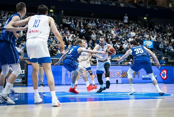 Zoran Dragić (z žogo) je bil prvi slovenski strelec v Espooju. FOTO: FIBA
