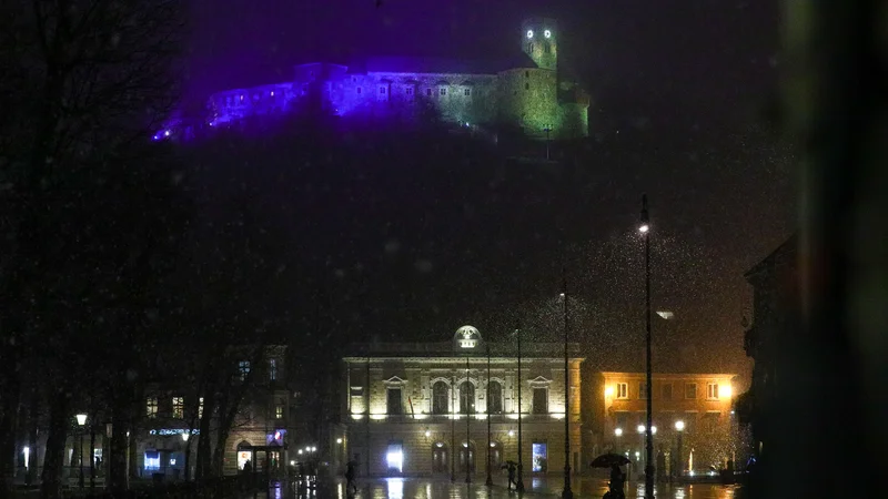 Fotografija: Ljubljanski grad v barvah ukrajinske zastave. FOTO: Črt Piksi/Delo