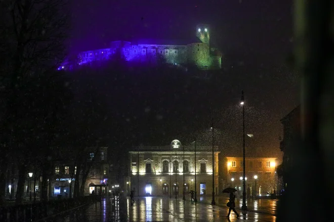 Ljubljanski grad v barvah ukrajinske zastave. FOTO:&nbsp;Črt Piksi/Delo
