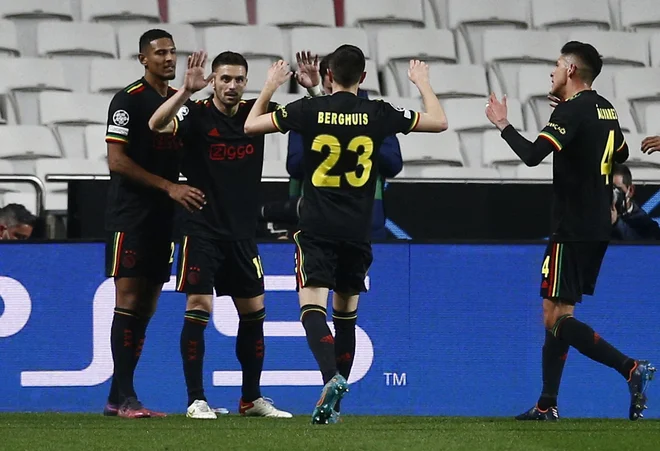V Dušanu Tadiću (oba na fotografiji levo) je pri Ajaxu našel novega odličnega zaveznika v napadu. FOTO: Pedro Nunes/Reuters
