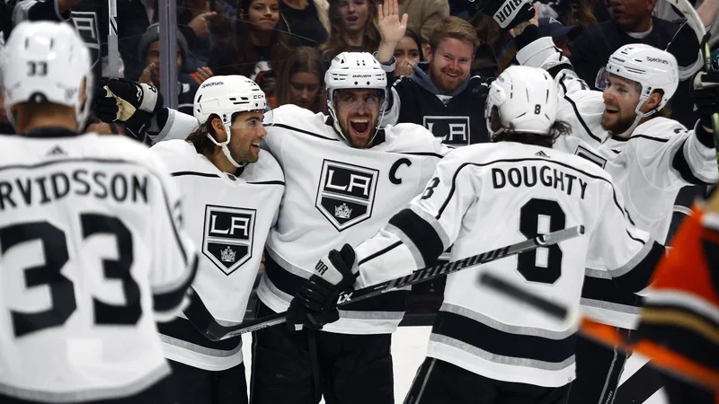 Fotografija: Anže Kopitar s soigralci proslavlja zadetek na petkovem večernem dvoboju v dvorani Honda Center. FOTO: Ronald Martinez/AFP