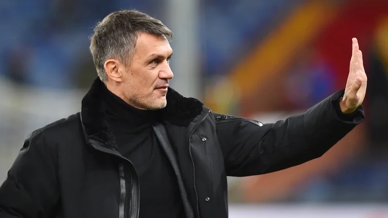 Fotografija: Paolo Maldini pozdravlja navijače v Genoi, ki jo je Milan obiskal v začetku decembra. FOTO: Massimo Pinca/Reuters