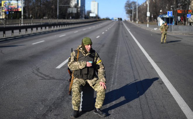 Prazne ulice na zahodu Kijeva. FOTO: Daniel Leal/AFP
