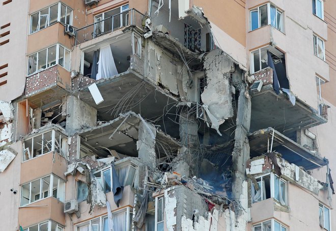 Uničena stanovanja v Kijevu. FOTO: Gleb Garanich/ Reuters
