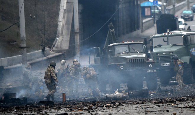Ponoči so potekali spopadi v Kijevu, ki se nadaljujejo tudi v dan. FOTO: Sergei Supinsky/AFP
