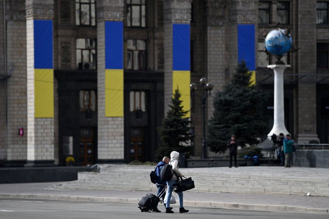 Prebivalci zapuščajo Kijev. FOTO: Daniel Leal/AFP
