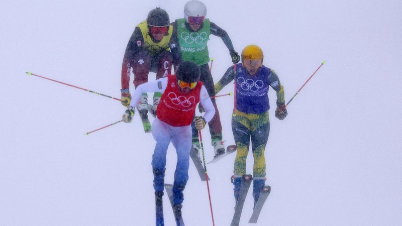 Fotografija: Finalni spopad v Zhangjiakouju: Švedinja Näslundova (v rdeči majici) se je okitila z zlatom, Kanadčanka Thompsonova s srebrom, bron pa je po uspešni pritožbi pripadel Švicarki Smithovi (v ozadju) in ne Nemki Maierjevi (skrajno desno). FOTO: Mike Blake/Reuters
