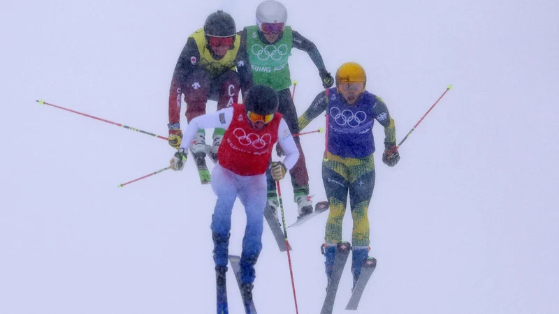 Fotografija: Finalni spopad v Zhangjiakouju: Švedinja Näslundova (v rdeči majici) se je okitila z zlatom, Kanadčanka Thompsonova s srebrom, bron pa je po uspešni pritožbi pripadel Švicarki Smithovi (v ozadju) in ne Nemki Maierjevi (skrajno desno). FOTO: Mike Blake/Reuters