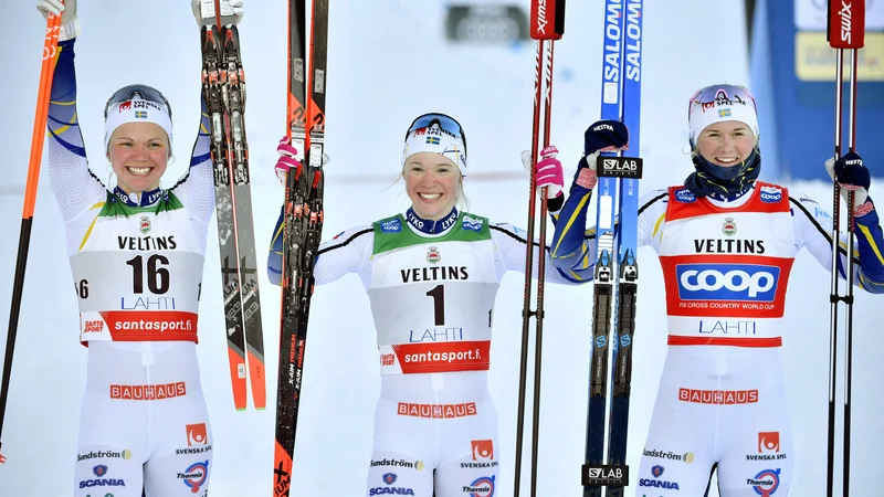Fotografija: Švedinji Jonni Sundling sta družbo na zmagovalnem odru delali rojakinji Emma Ribom in Maja Dahlqvist. FOTO: Antti Yrjonen/AFP