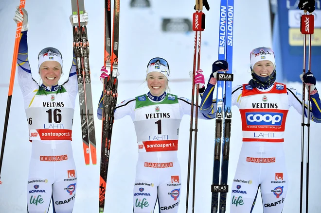 Švedinji Jonni Sundling sta družbo na zmagovalnem odru delali rojakinji Emma Ribom in Maja Dahlqvist. FOTO: Antti Yrjonen/AFP