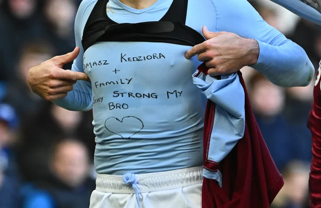 Poljski reprezentant iz Aston Ville Matty Cash je svoj zadetek v Brightonu posvetil soigralcu iz vrste Poljske Tomaszu Kędziori, ki je kot igralec Dinama iz Kijeva še vedno v Ukrajini. FOTO: Dylan Martinez/Reuters
