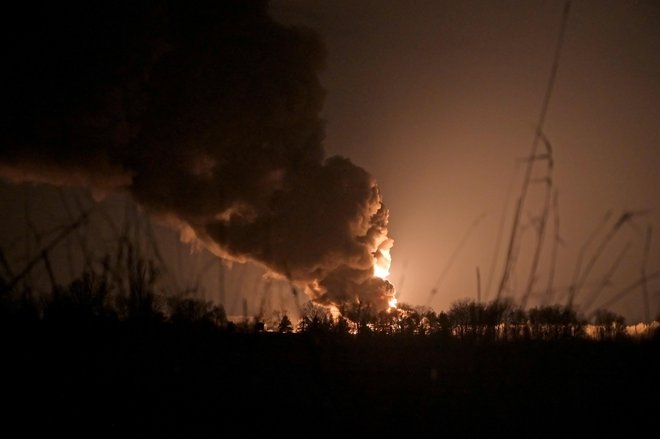 Skladišče nafte ob letališču 30 kilometrov od Kijeva gori. FOTO: Maksim Levin/Reuters
