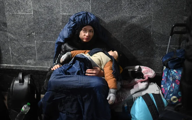 Prebivalci so noč preživeli na postajah podzemne železnice. FOTO: Daniel Leal/Afp
