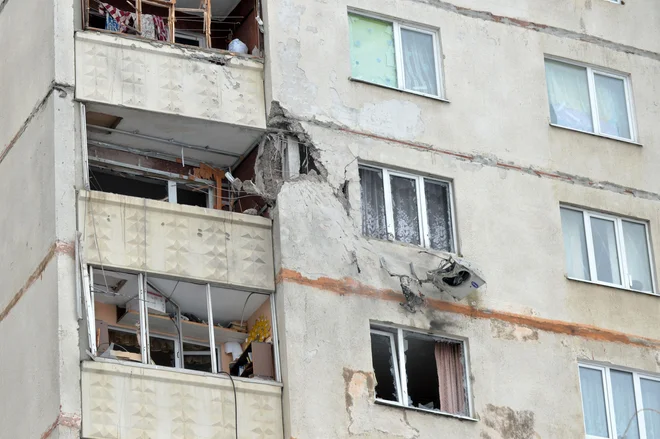 Raketa je zadela blok v Harkovu. FOTO: Sergey Bobok/Afp
