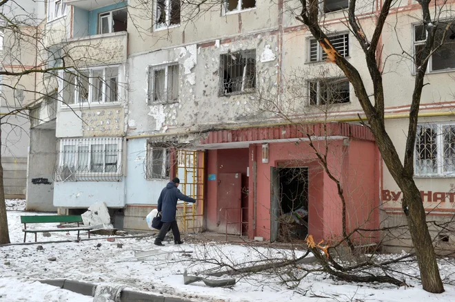 Raketa je zadela blok v Harkovu. FOTO: Sergey Bobok/Afp
