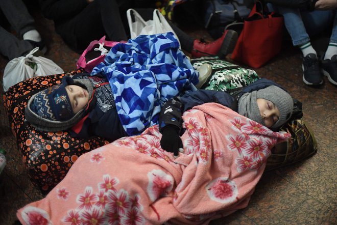 Prebivalci so noč preživeli na postajah podzemne železnice. FOTO: Daniel Leal/Afp
