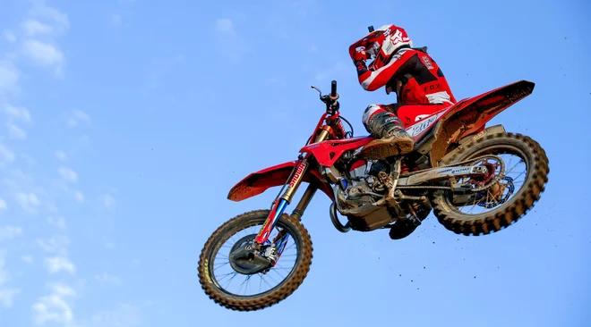 Tim Gajser že leti med oblaki. FOTO: Matej Družnik/Delo
