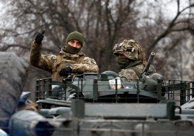 Sinoči je ruski uradni govornik prvič priznal, da so tudi med ruskimi &raquo;osvoboditelji&laquo; žrtve, vendar &raquo;nekajkrat&laquo; manj kot med &raquo;nacionalisti in pripadniki ukrajinskih oboroženih sil&laquo;. Foto Anatolii Stepanov/AFP
