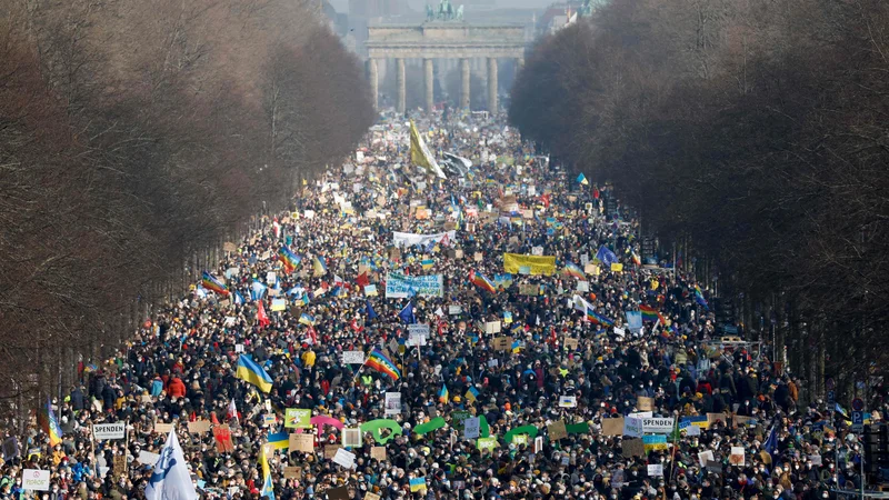 Fotografija: Več kot 100.000 nasprotnikov Putinove agresije se je v Berlinu sprehodilo do Brandenburških vrat. FOTO: Odd Andersen/AFP