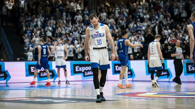 Fotografija: Zoran Dragić in soigralci so v petek zapustili igrišče s sklonjenimi glavami. FOTO: FIBA