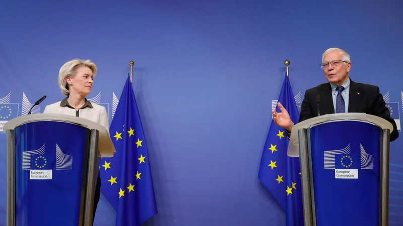 Fotografija: Predsednica Evropske komisije Ursula von der Leyen in zunanjepolitični predstavnik EU Josep Borrell na današnji predstavitvi novih sankcij proti Rusiji v Bruslju. FOTO: Pool Reuters