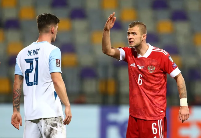 Ruski nogometaši (na fotografiji desno Dmitrij Barinov med sporom z Benjaminom Verbičem) bodo do nadaljnjega tekme igrali na nevtralnem ozemlju brez gledalcev. FOTO: Borut Živulović/Reuters
