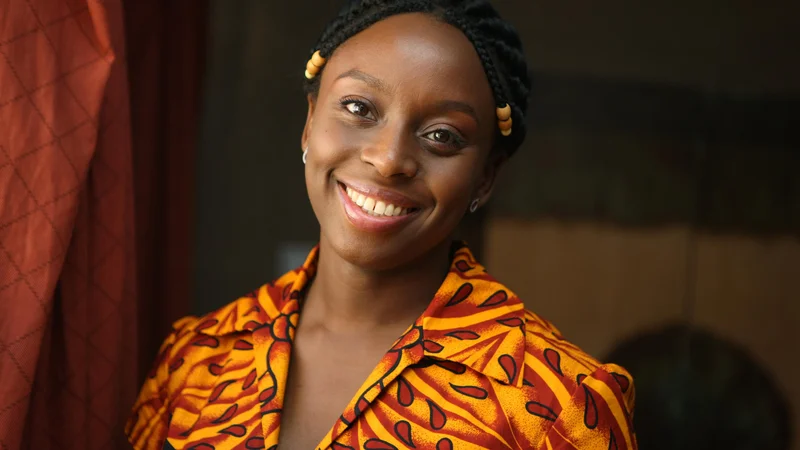 Fotografija: Chimamanda Ngozi Adichie, nigerijska pisateljica, ki živi v ZDA, ni samo izjemna pisateljica, temveč je tudi svojevrstna feministična ikona.
FOTO: George Osodi/AP