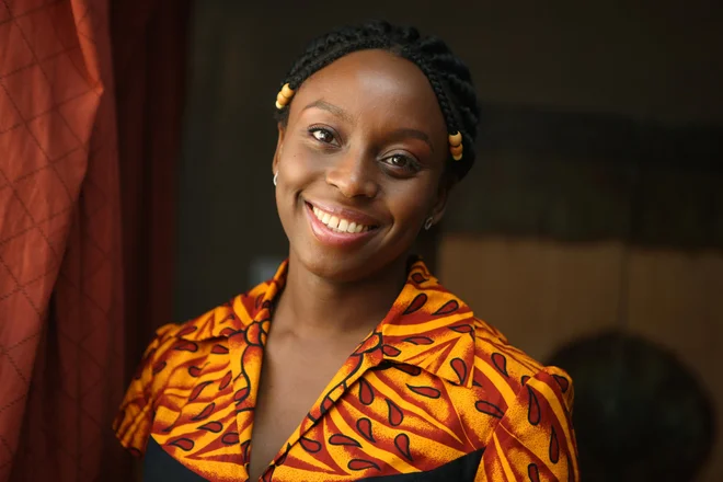 Chimamanda Ngozi Adichie, nigerijska pisateljica, ki živi v ZDA, ni samo izjemna pisateljica, temveč je tudi svojevrstna feministična ikona.

FOTO: George Osodi/AP
