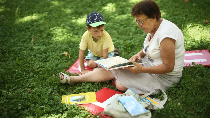 Fotografija: Katalog 55+, ki ga imajo v šestih slovenskih občinah, vsebuje vse pomembne lokalne in državne informacije. FOTO: Jure Eržen/Delo