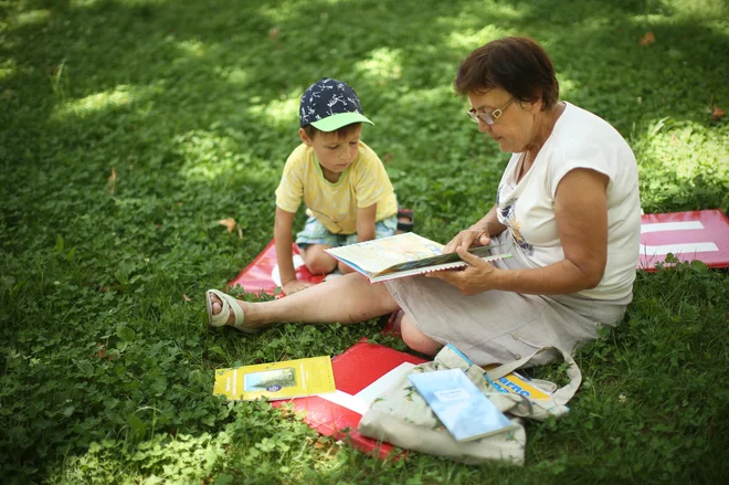 Katalog 55+, ki ga imajo v šestih slovenskih občinah, vsebuje vse pomembne lokalne in državne informacije. FOTO: Jure Eržen/Delo
