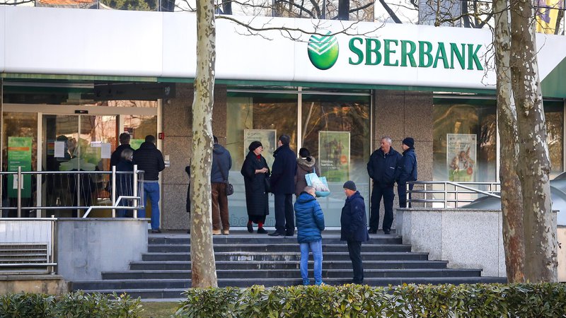 Fotografija: Pred poslovalnico Sberbank v ponedeljek zjutraj. FOTO: Matej Družnik/Delo
