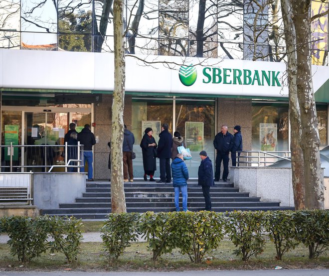 Pred poslovalnico Sberbank v ponedeljek zjutraj. FOTO: Matej Družnik/Delo
