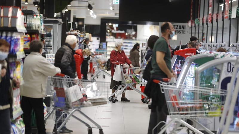 Fotografija: Slovenci smo lani močno povečali nakupe in domačo potrošnjo ter rekordno dvignili BP, na drugi strani smo priča vse večjim podražitvam in visoki inflaciji. FOTO: Leon Vidic/Delo
