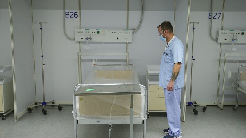 Fotografija: Skupno število hospitaliziranih s potrjeno okužbo je 602. FOTO: Jože Suhadolnik/Delo
