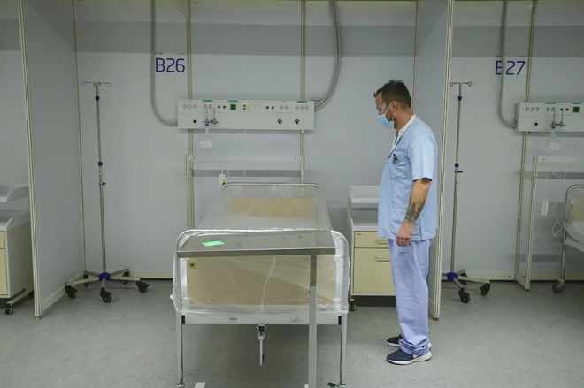Skupno število hospitaliziranih s potrjeno okužbo je 602. FOTO: Jože Suhadolnik/Delo