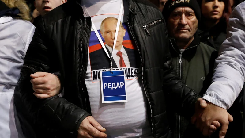 Fotografija: Vučić prek svojih podrejenih televizij in časopisov skrbno gradil podobo o nezlomljivem političnem in gospodarskem zavezništvu z Rusijo. FOTO: Bernadett Szabo/Reuters