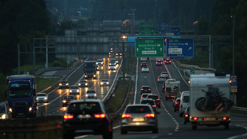 Fotografija: Povečan promet na ljubljanski obvoznici in avtocestah. FOTO: Jure Eržen/Delo
