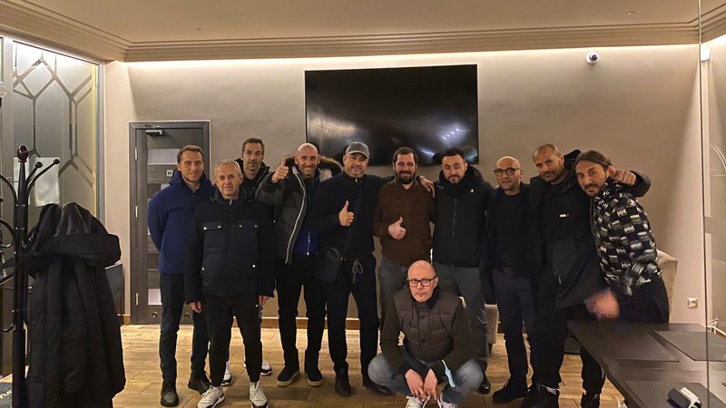 Fotografija: Strokovni štab nogometašev Šahtarja, med enajstimi Italijani je tudi trener Roberto de Zerbi, ki ni želel zapustiti mesta pred igralci. FOTO: Delo
