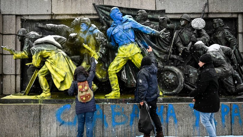 Fotografija: V Sofiji so spomenik ruskim vojakom odeli v ukrajinske nacionalne barve. FOTO: AFP
