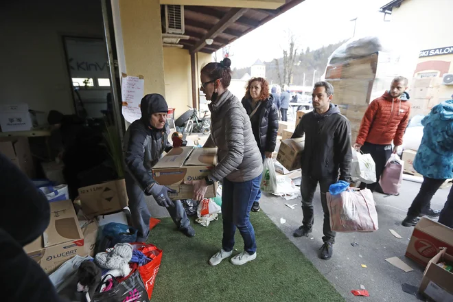 Zbiranje pomoči za ukrajince v Ljubljani. FOTO: Leon Vidic/Delo
