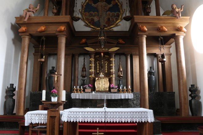 Lesen glavni oltar v Plečnikovi cerkvi Gospodovega vnebohoda v Bogojini. FOTO: Jože Pojbič
