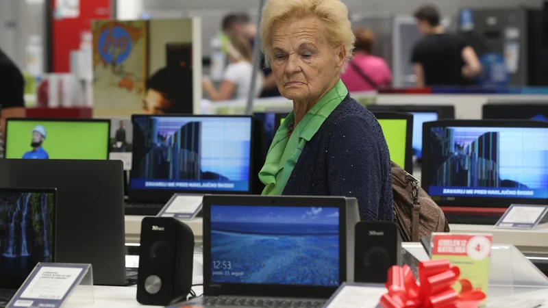 Fotografija: Na SI-CERT v zadnjem obdobju prejemajo veliko prijav telefonskih klicev lažne tehnične pomoči, investicijskih prevar, ljubezenskih prevar, pa tudi tako imenovanih phishing napadov. FOTO: Tadej Regent/Delo