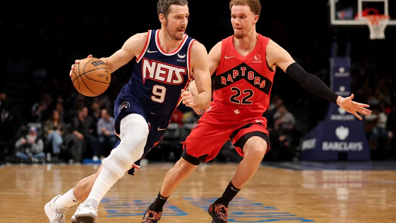 Fotografija: Goran Dragić prodira ob Malachiju Flynnu v Barclays Centru. FOTO: Brad Penner/USA Today Sports
