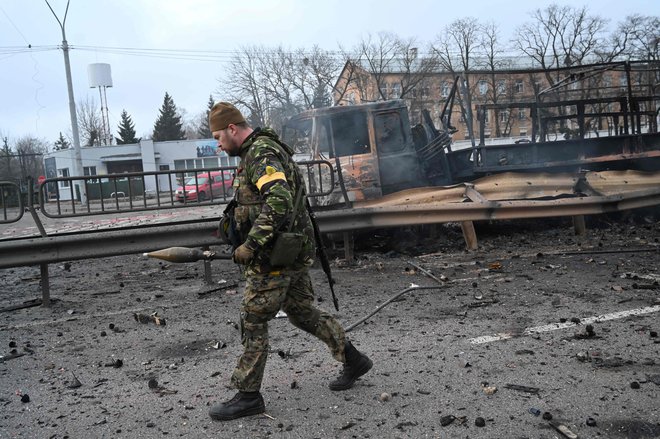 Ukrajinski vojaki zbirajo neeksplodirane granate po spopadu z rusko napadalno skupino v ukrajinski prestolnici Kijevu v soboto zjutraj. FOTO: Sergei Supinsky/AFP

